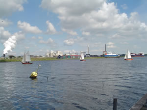 De vletten op het water van het Noordzeekanaal